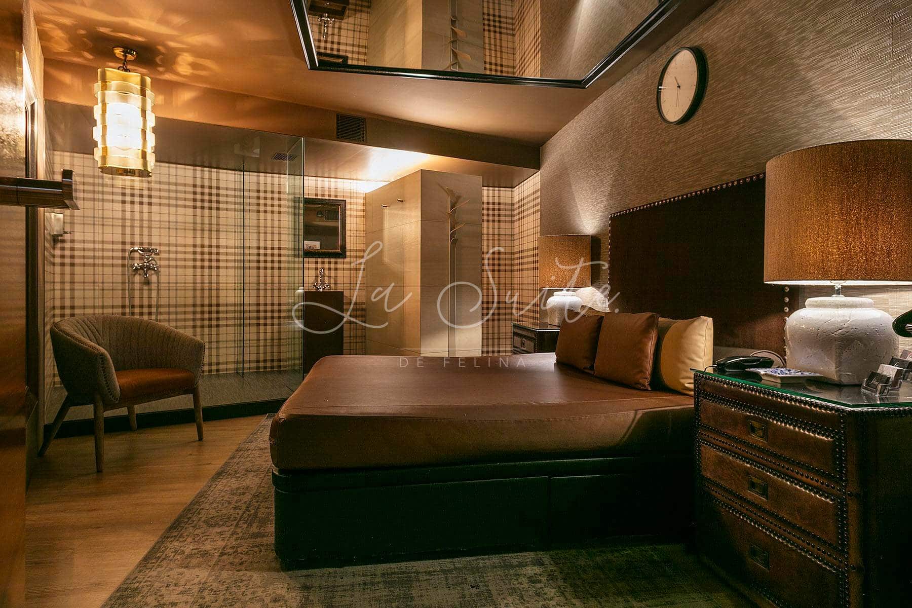 camera Intimacy, pareti e pavimento rifiniti in legno, arredata in marrone a La Suite, Barcellona
