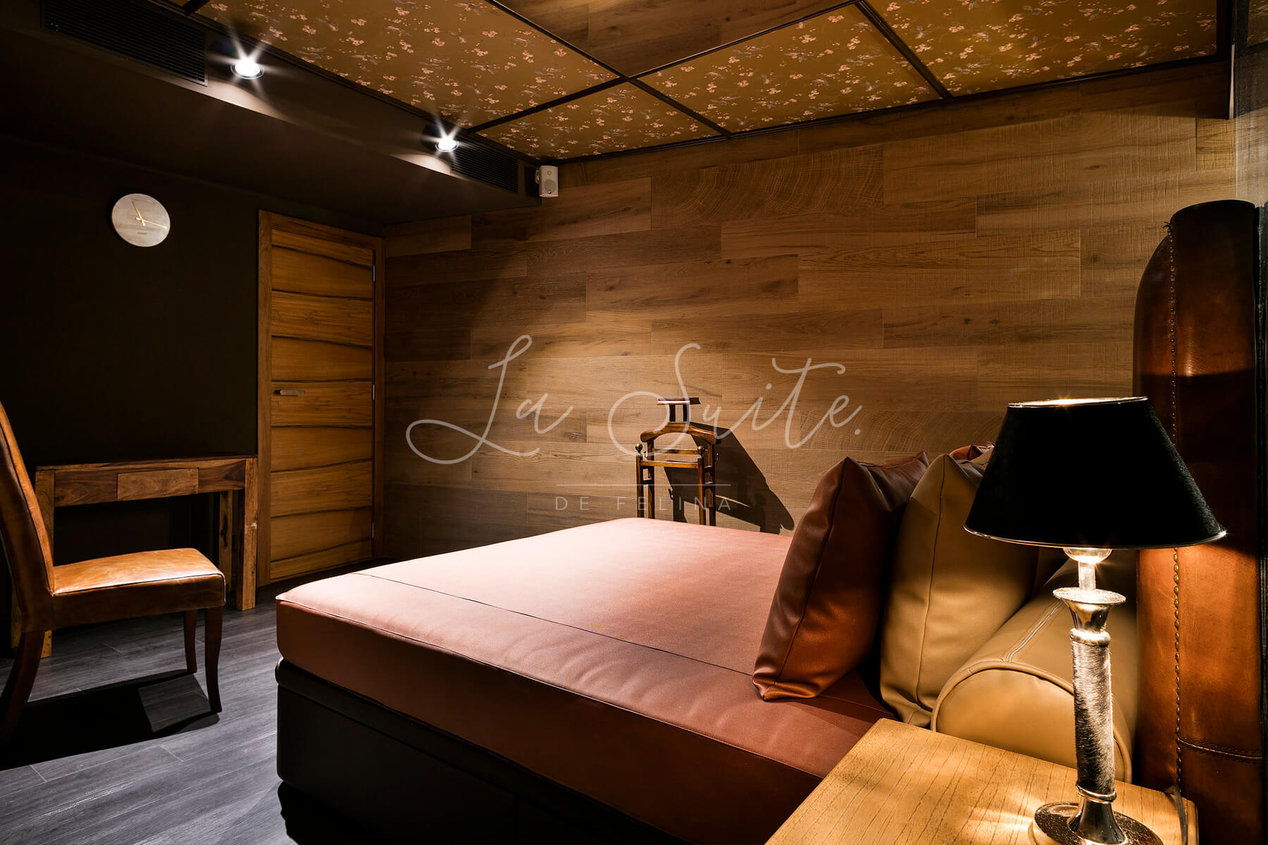Elégante chambre érotique, murs et sol en bois, meublée en couleur marron dans La Suite, Barcelone