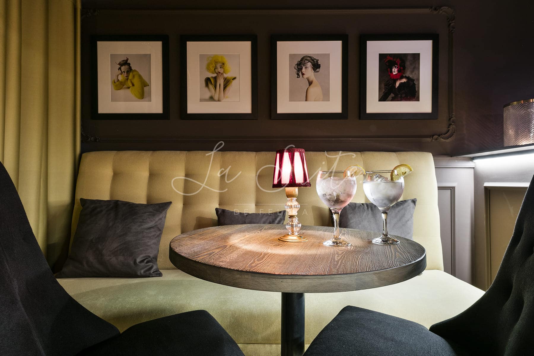 Discreet Bar, with elegant Victorian ornamentation decoration in La Suite, Barcelona