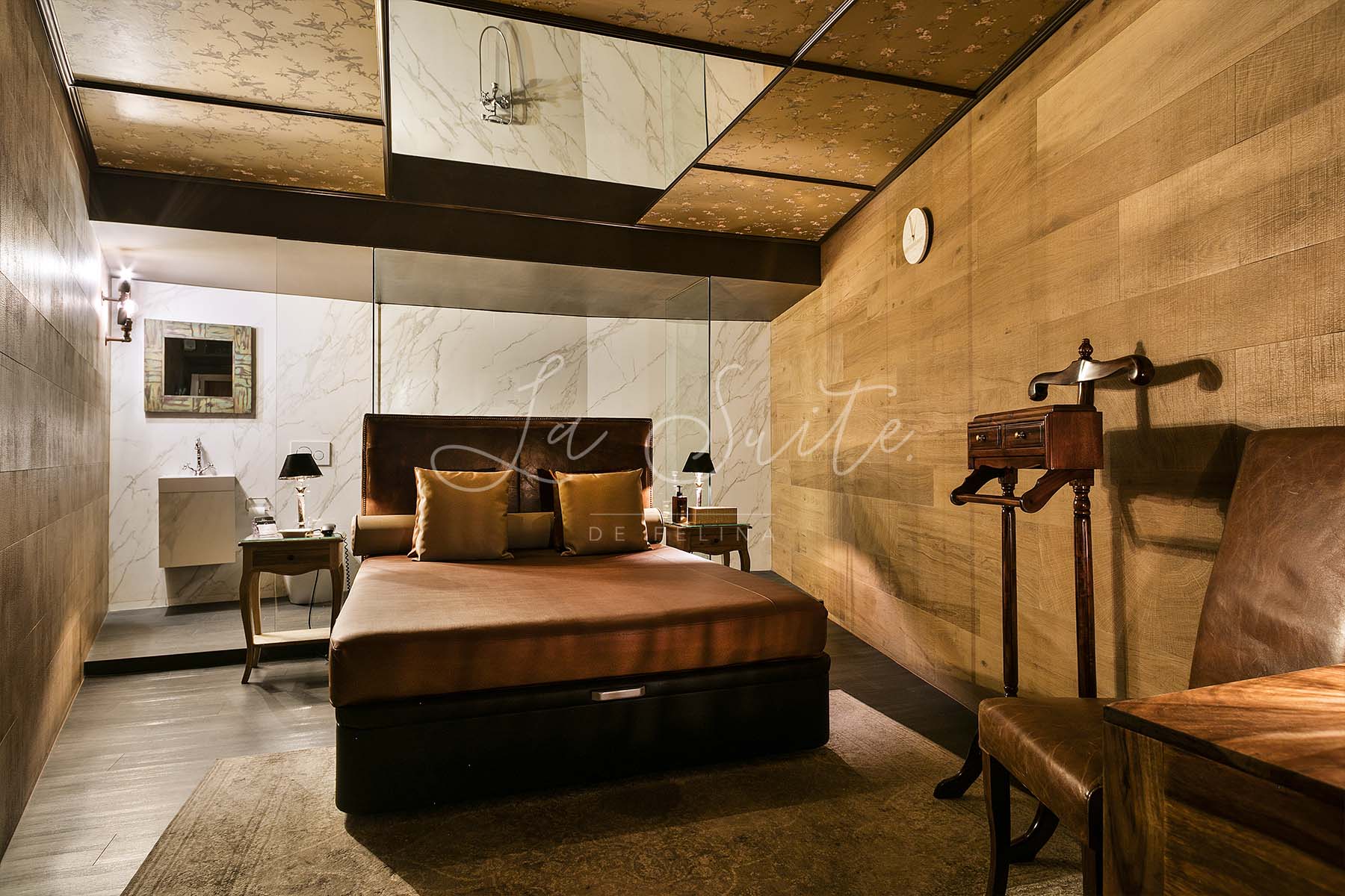 habitación Erotismo, paredes de acabados de madera, con amoblado color marrón en La Suite, Barcelona