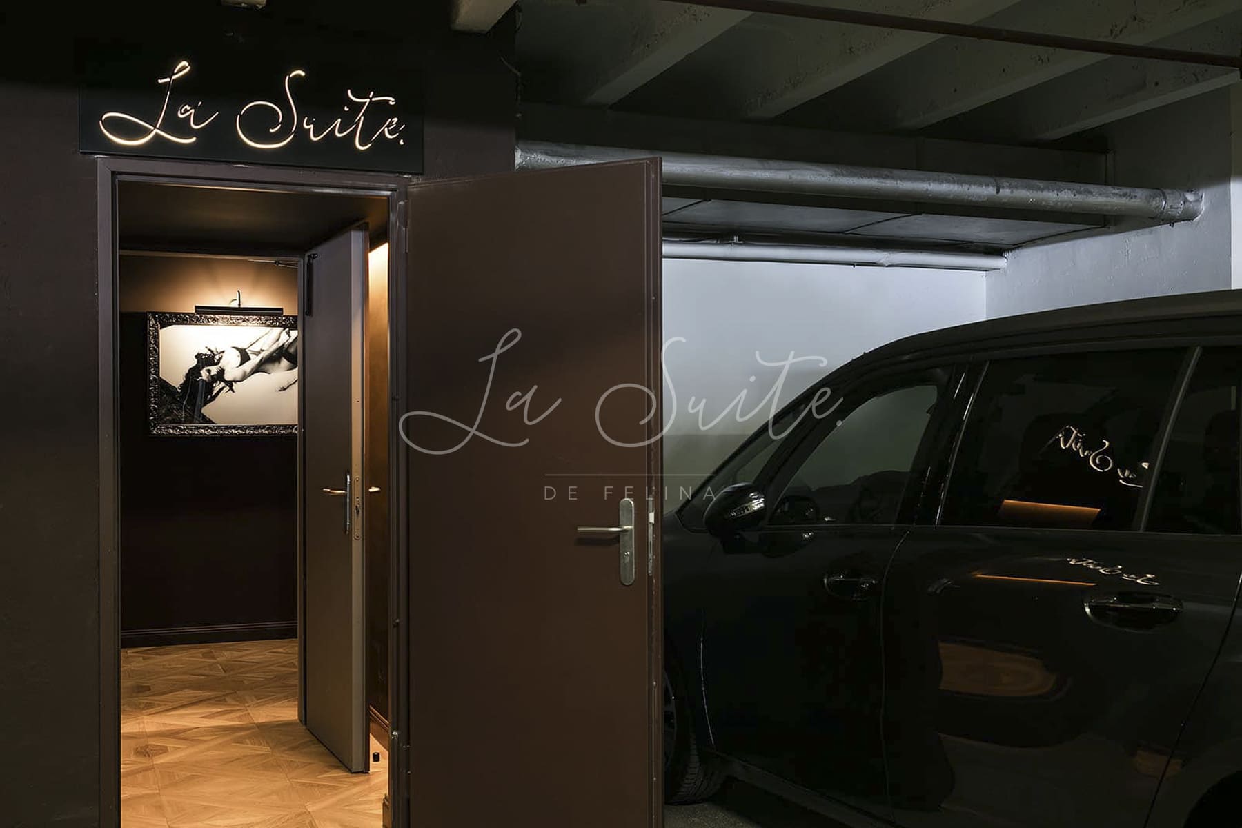 Entrada discreta en parking subterráneo de la casa de escorts lujosa La Suite, Barcelona