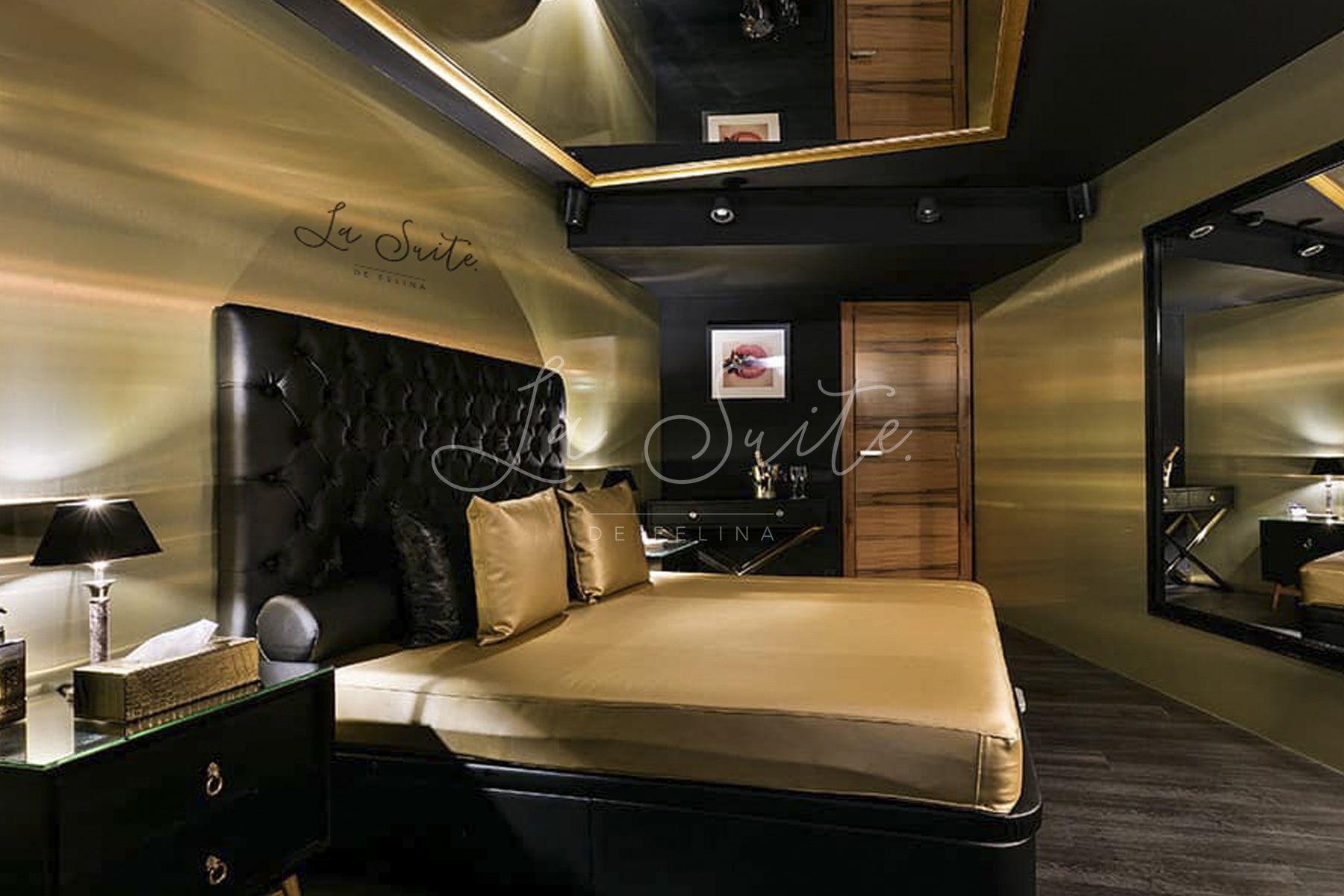 habitación LUJO, paredes en color oro y negro, en acabados en madera de ébano y amoblado color oro en La Suite, Barcelona