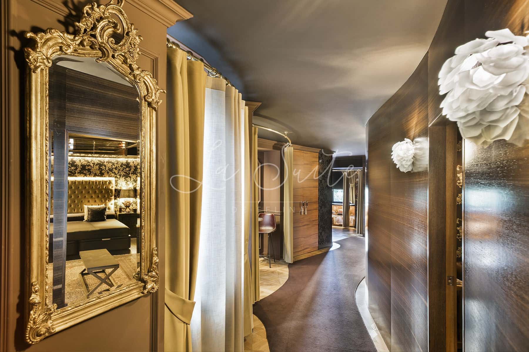 Elegante corredor con decoración  lujosa en La Suite, Barcelona