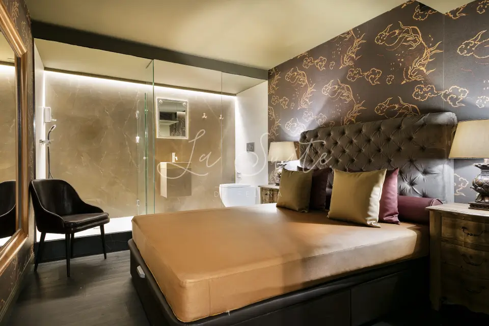 habitación Placer, paredes marrones beige, amoblado de lujo La Suite, Barcelona