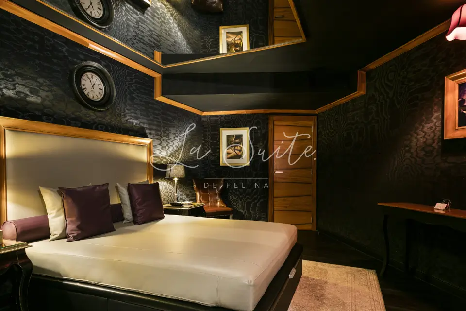 Discreta habitación Pasión, color azabache, amoblado de lujo en La Suite, Barcelona