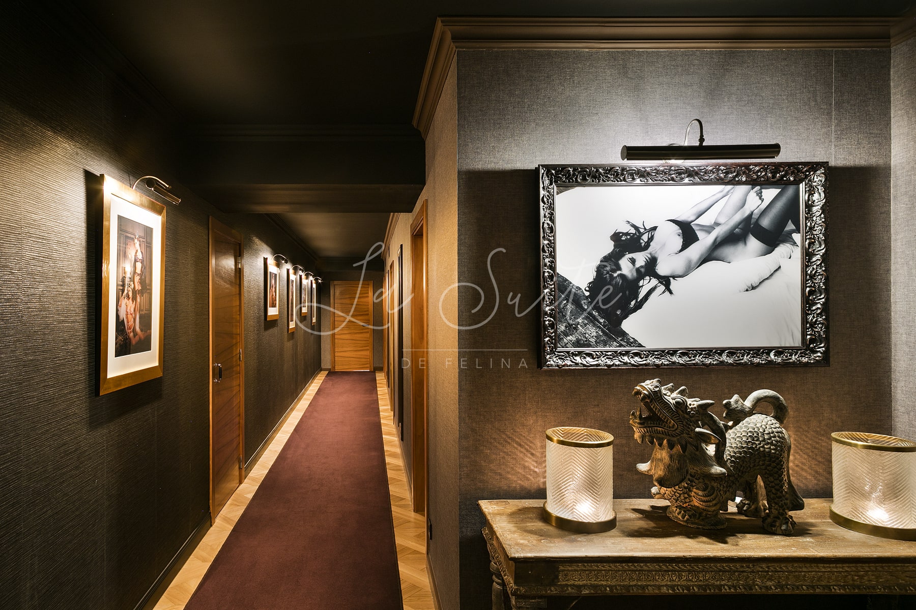 Elegante corridoio con decorazioni vittoriane eleganti e lussuose a La Suite, Barcellona