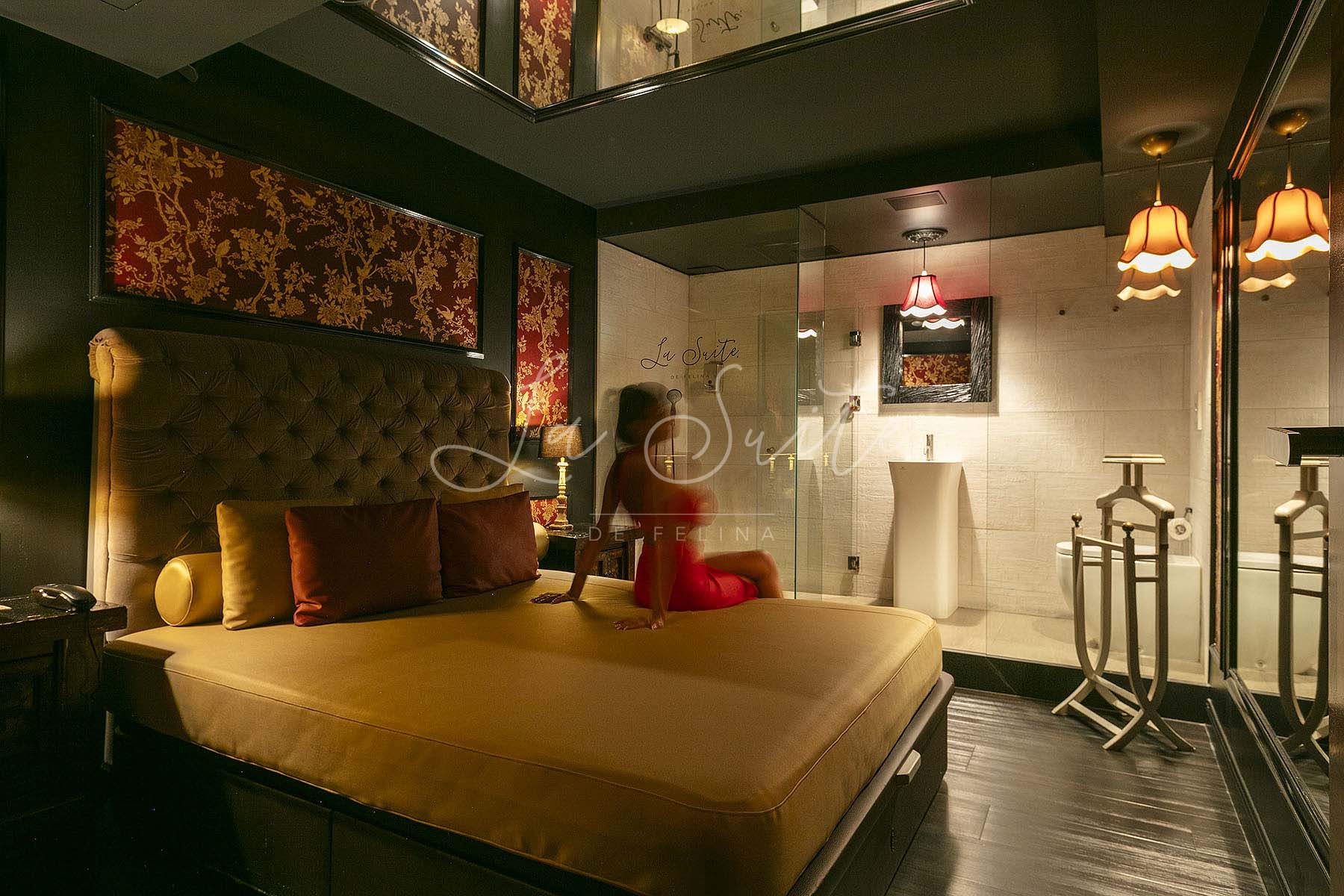 Moderna habitación belleza, estilo victoriano con ornamentación dorada y acabados en madera con lavabo de ducha infinita, en La Suite, Barcelona