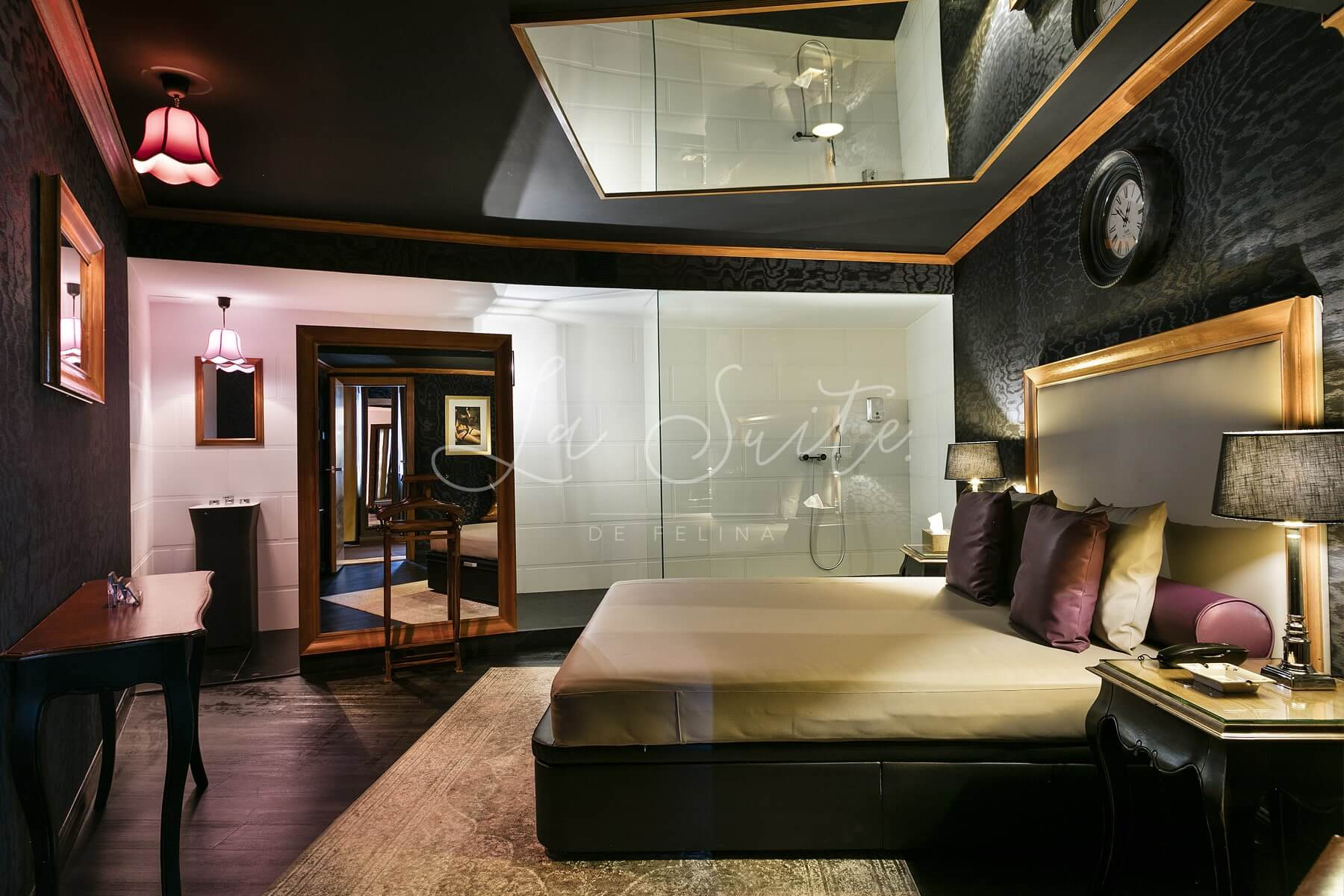 Chambre Pasión, couleur jais avec des finitions dorées, ameublement luxueux dans La Suite, Barcelone