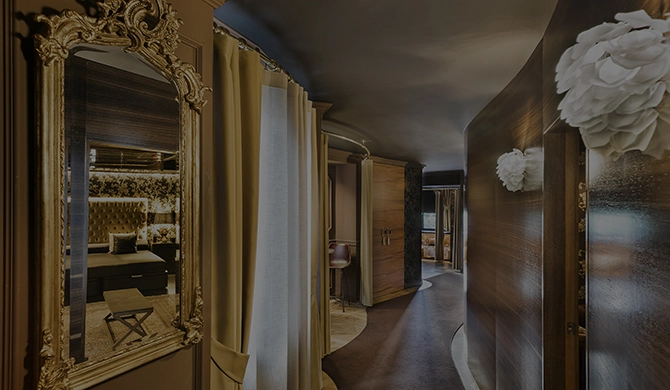 Pasillo con habitaciones de casa de citas La Suite BCN