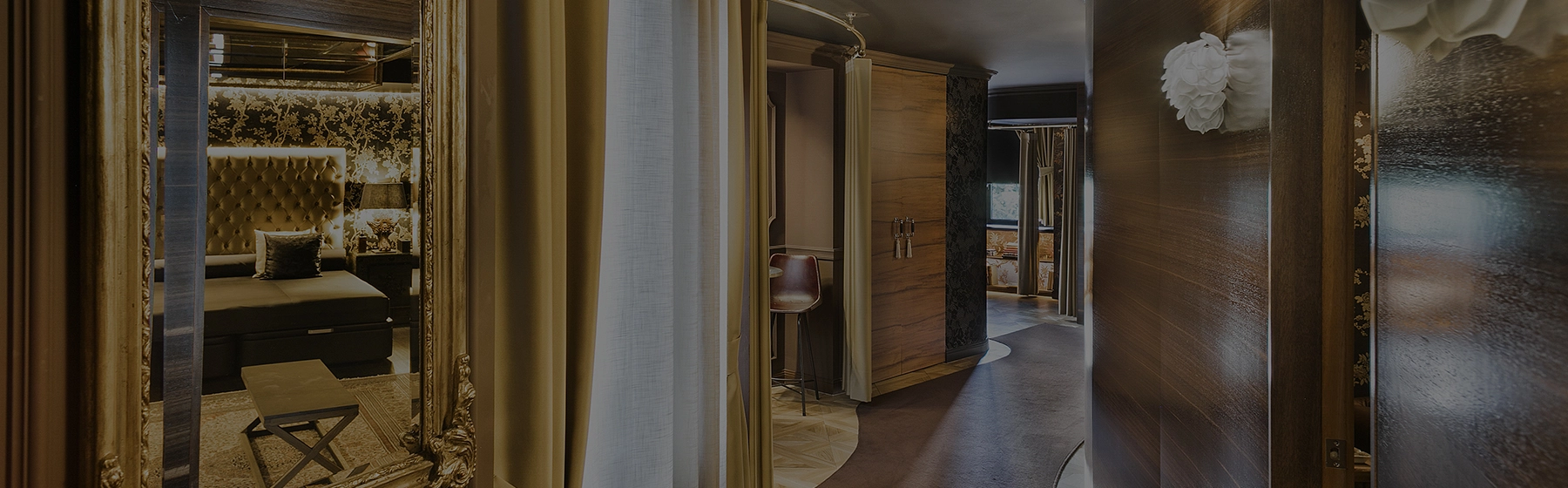 Pasillo con habitaciones de casa de citas La Suite BCN