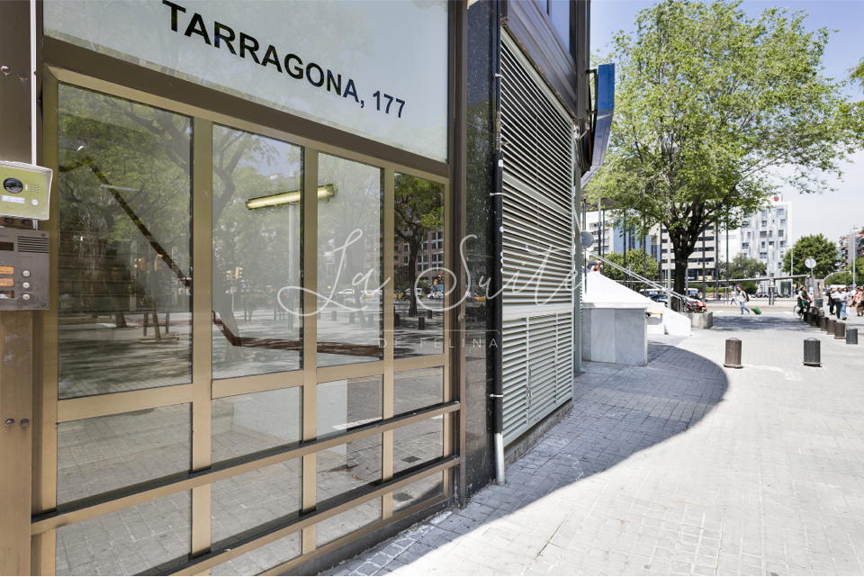 Puerta principal de alumnio y vidrio de la fachada de casa de citas La Suite Barcelona visible desde la calle Tarragona 177. | Las Suite BCN